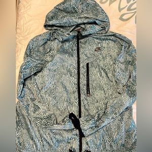 Nike thin windbreaker jacket